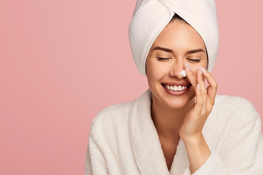 mulher tratamento de manchas no rosto