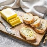 mesa com manteiga, margarina e creme vegeral