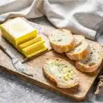 mesa com manteiga, margarina e creme vegeral