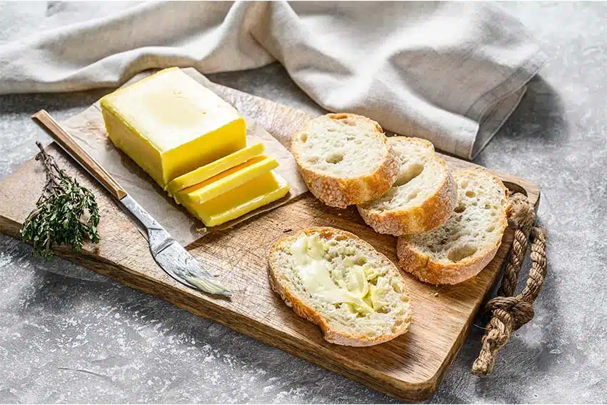 mesa com manteiga, margarina e creme vegeral