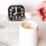 mulher usando suplementação de colageno