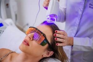 mulher recebendo laser capilar para crescimento dos cabelos